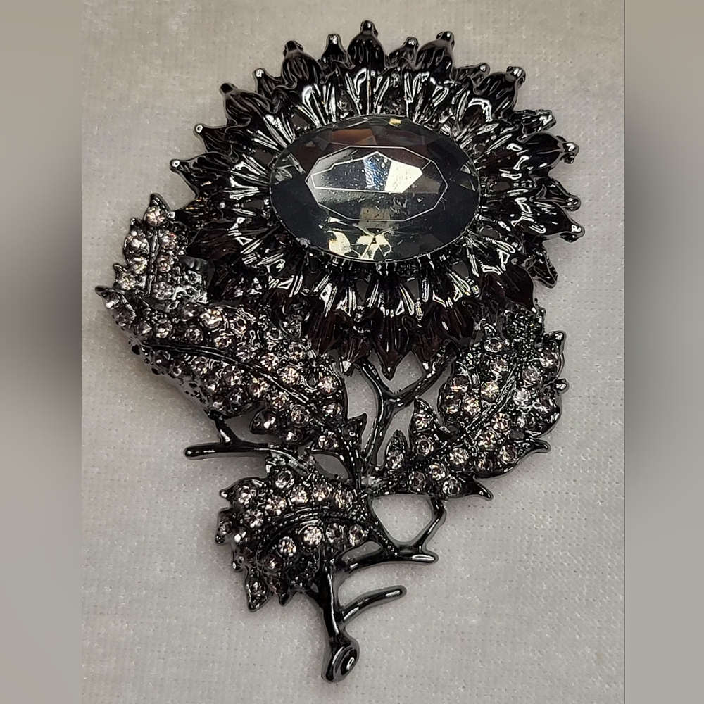 NEW Vintage-style Rhinestone Gunmetal Sunflower Brooch / Pin